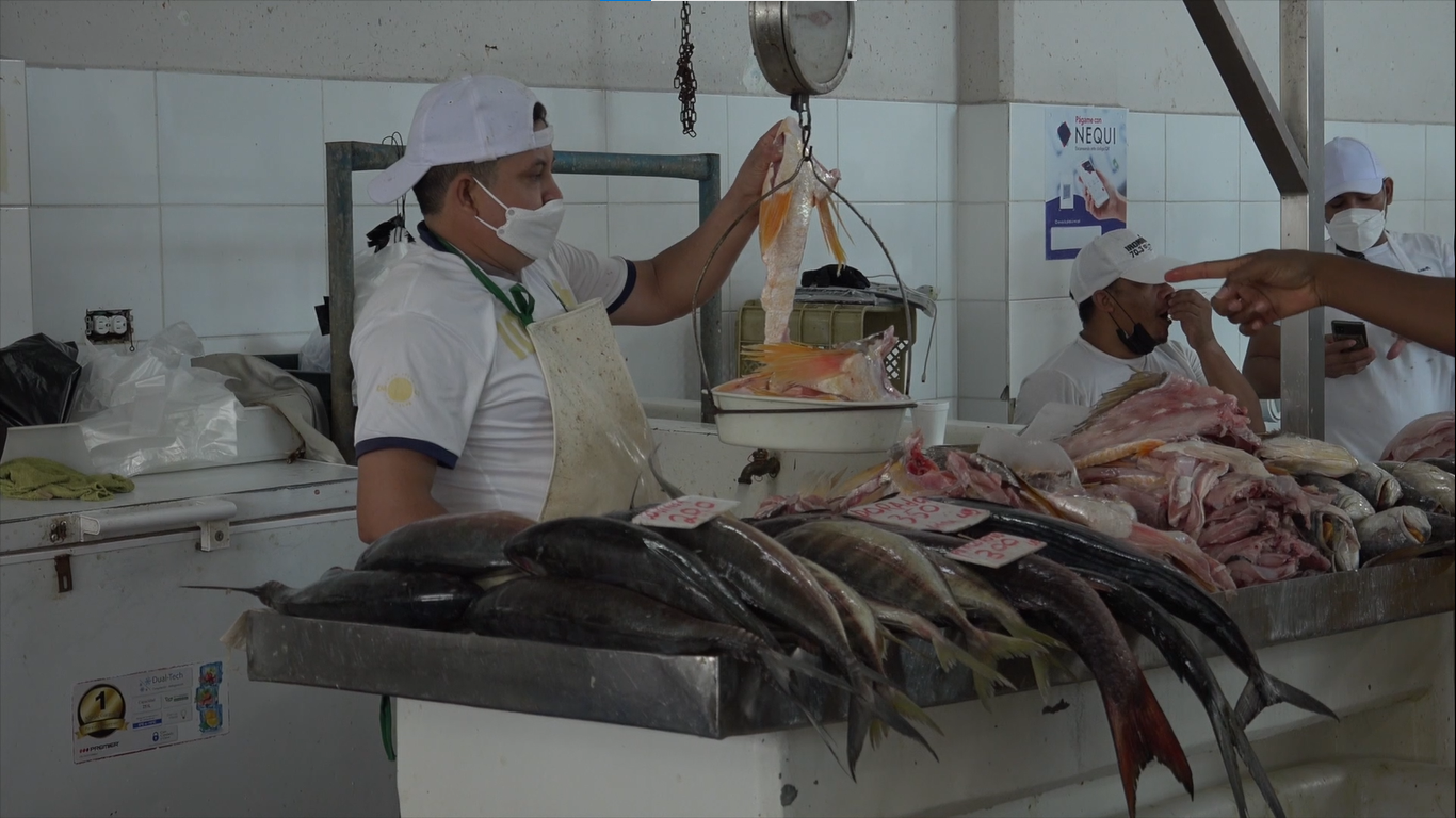 Vendedores mercado del marisco