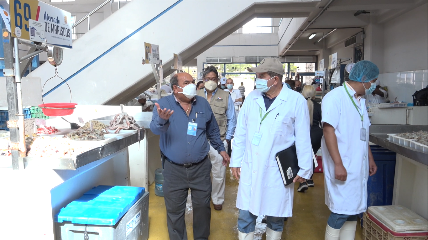 Inspección en el mercado del marisco en semana santa