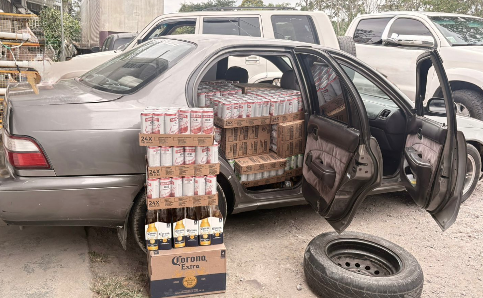 Autoridad de Aduanas retiene cajas de bebidas alcohólicas