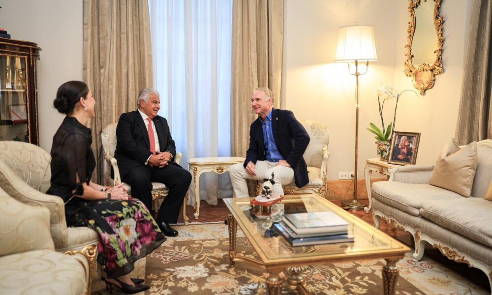 Presidente Mulino recibe al afamado escritor Dan Brown