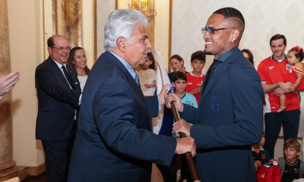 Presidente Mulino entrega el Pabellón Nacional a Erick Davis