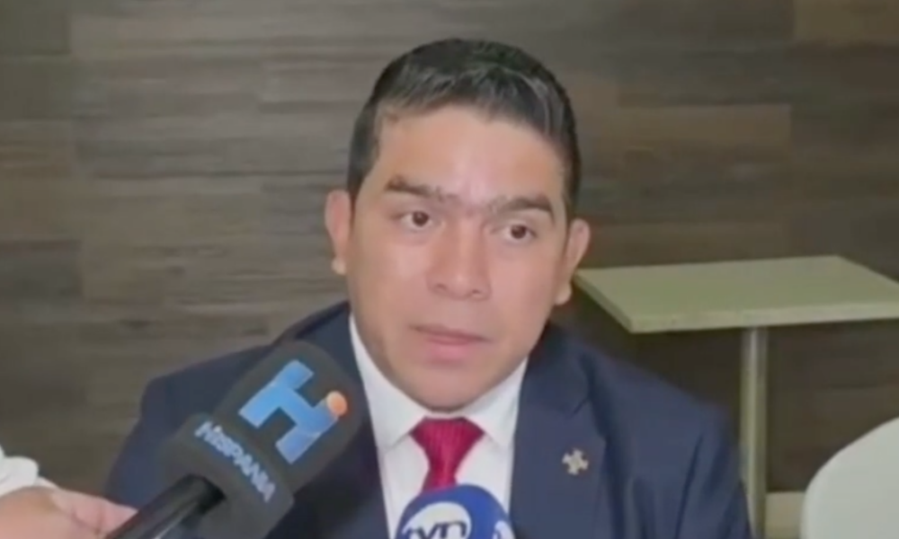 Etelvina de Bonagas entrega los dispositivos móvil