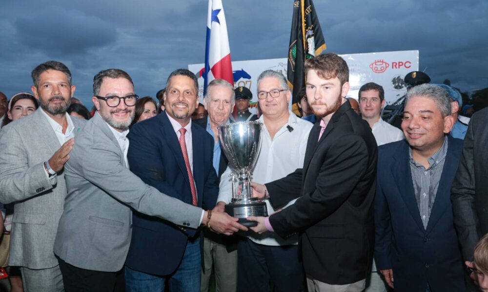 Ministro Orillac entrega premio a ganador del Clásico Presid