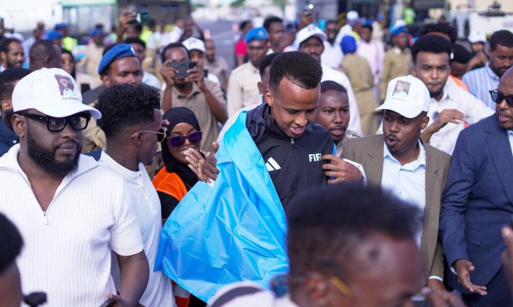 Omar Artan vuelve a Somalia entre aplausos tras quedar fuera
